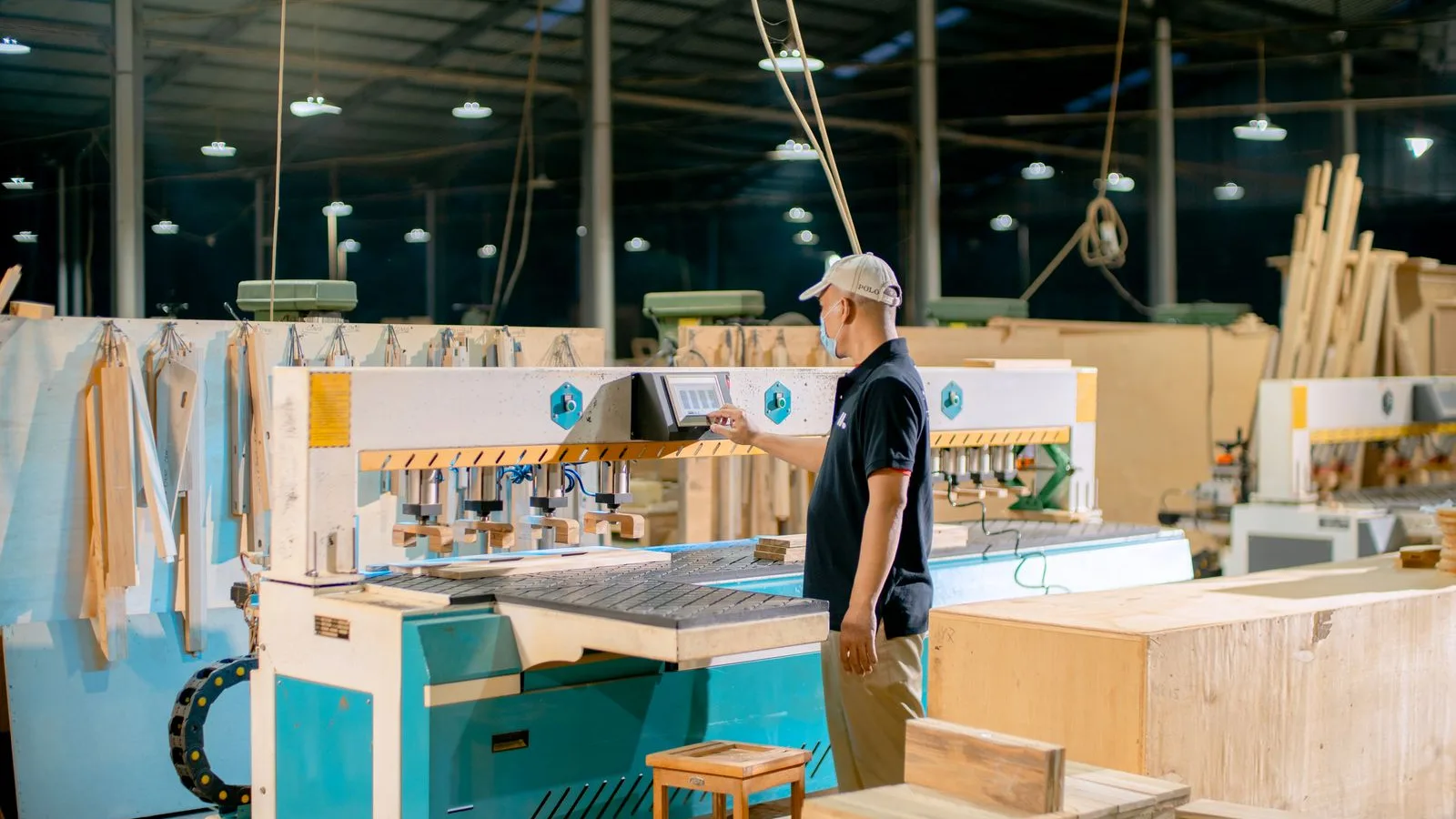 Fábrica de muebles en China con maquinaria de producción de gabinetes